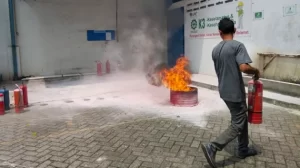 Karyawan PT. Limaputra Contrindo Latihan Dasar Penggunaan APAR 2