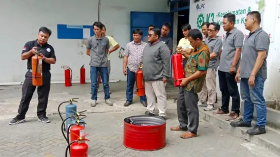Karyawan PT. Limaputra Contrindo Latihan Dasar Penggunaan APAR